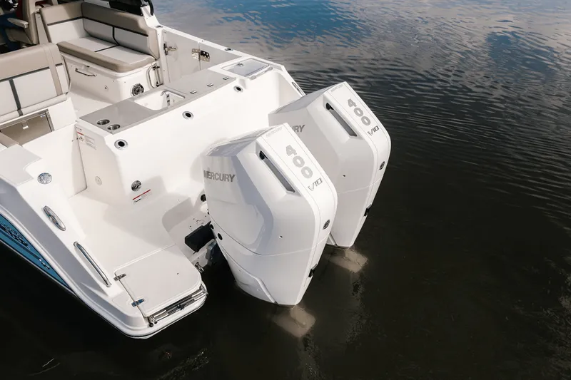 Slide: The Image of Boston Whaler 330 Vantage 2025 - 8