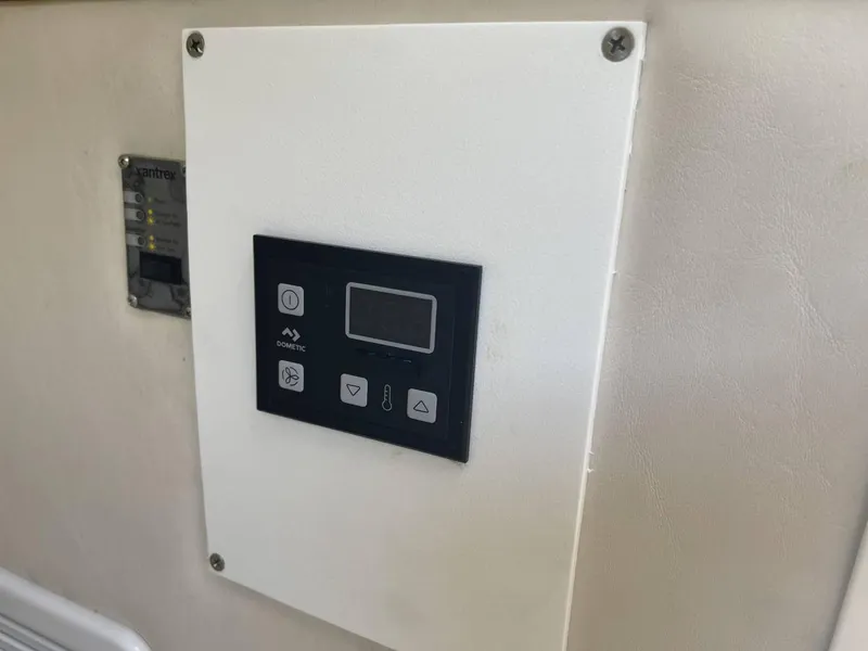 Slide: The Image of Boston Whaler 320 Outrage Cuddy Cabin 2008 - 3472502