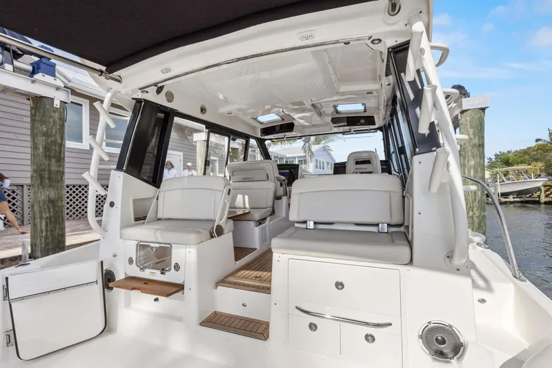 Slide: The Image of Boston Whaler 405 Conquest 2022 - 3473707