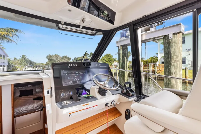 Slide: The Image of Boston Whaler 405 Conquest 2022 - 3473711