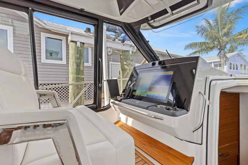 Slide: The Image of Boston Whaler 405 Conquest 2022 - 3473712