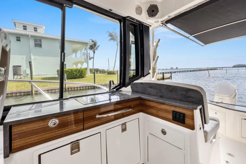 Slide: The Image of Boston Whaler 405 Conquest 2022 - 3473713