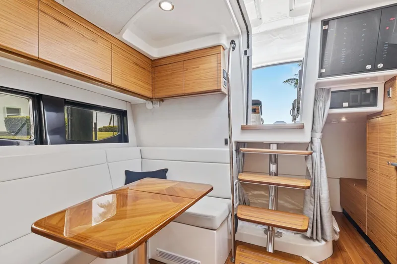 Slide: The Image of Boston Whaler 405 Conquest 2022 - 3473715