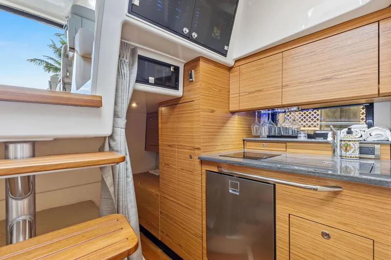 Slide: The Image of Boston Whaler 405 Conquest 2022 - 3473716