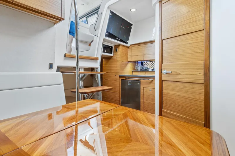 Slide: The Image of Boston Whaler 405 Conquest 2022 - 3473717