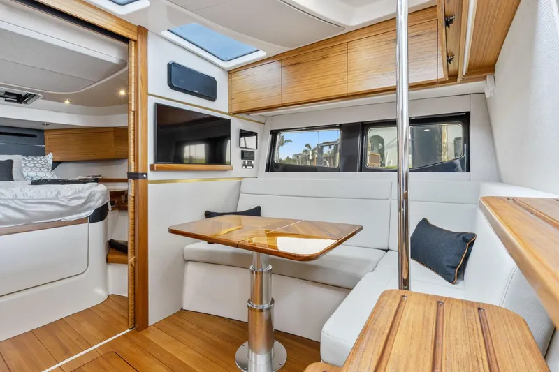 Slide: The Image of Boston Whaler 405 Conquest 2022 - 3473718