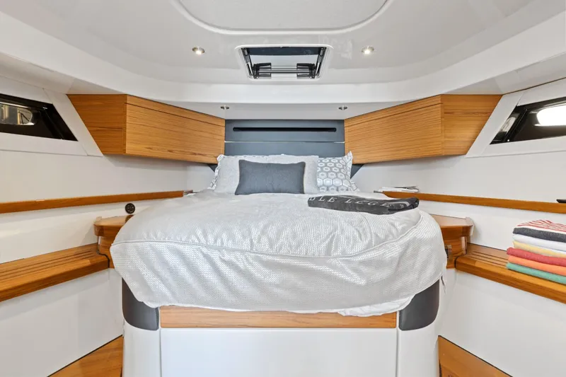 Slide: The Image of Boston Whaler 405 Conquest 2022 - 3473719