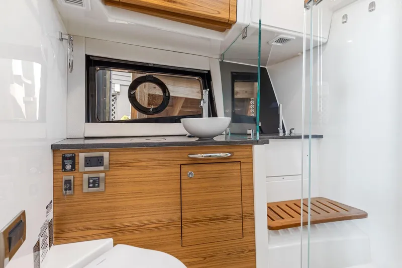 Slide: The Image of Boston Whaler 405 Conquest 2022 - 3473721