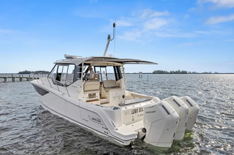Slide: The Image of Boston Whaler 405 Conquest 2022 - 3473703