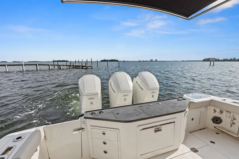 Slide: The Image of Boston Whaler 405 Conquest 2022 - 3473704