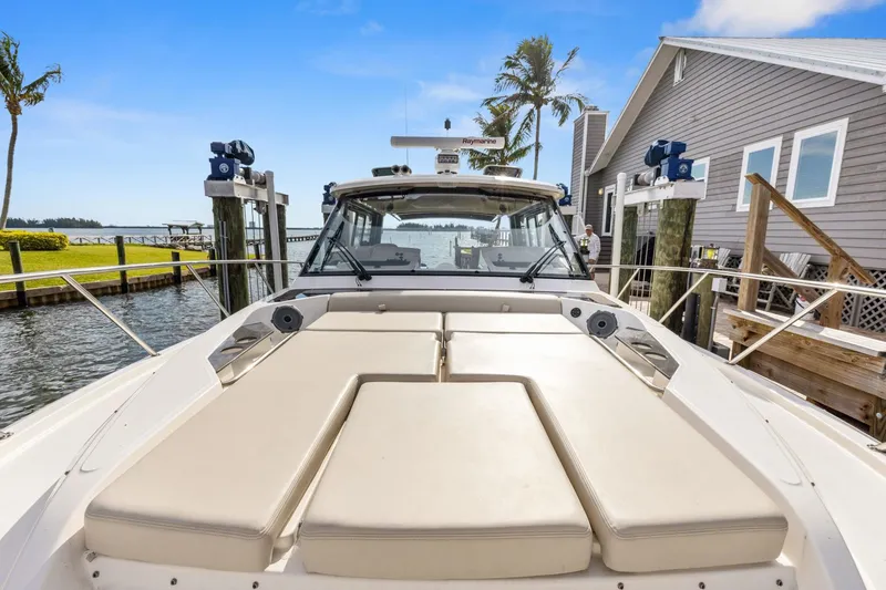 Slide: The Image of Boston Whaler 405 Conquest 2022 - 3473705