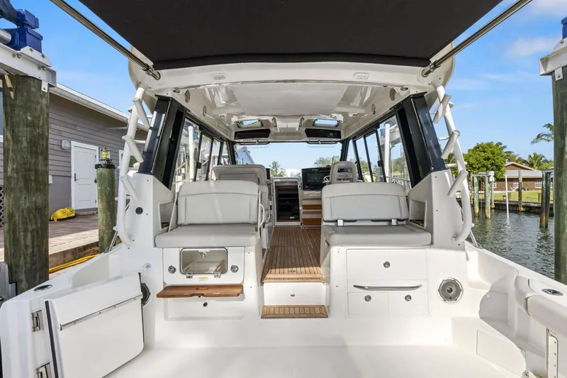 Slide: The Image of Boston Whaler 405 Conquest 2022 - 3473706