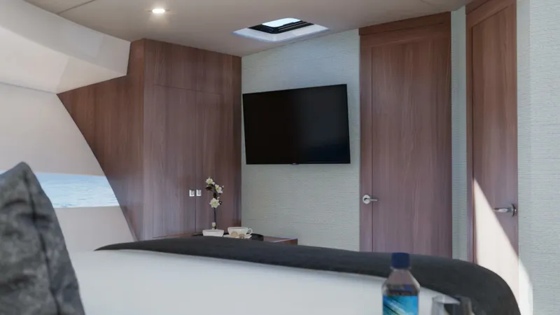 Slide: The Image of 605 Interior Master Forward - 7676049