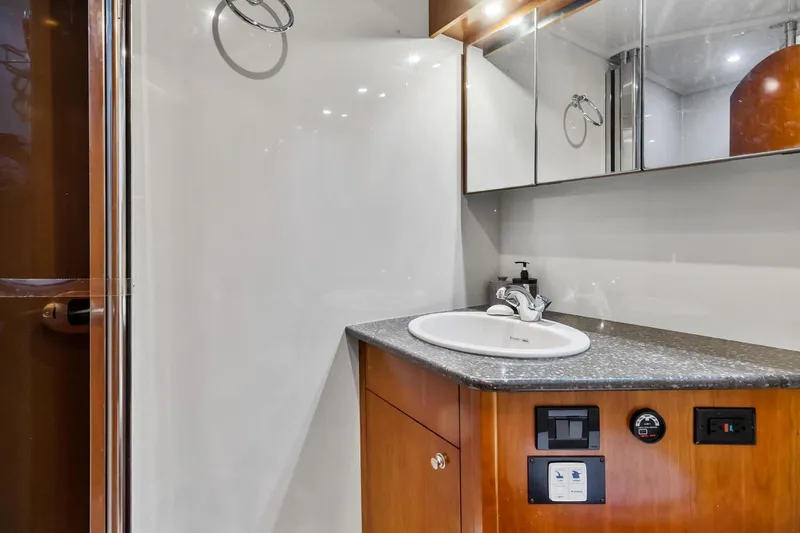 Slide: The Image of Cruisers Yachts 520 Express 2007 - 3524191