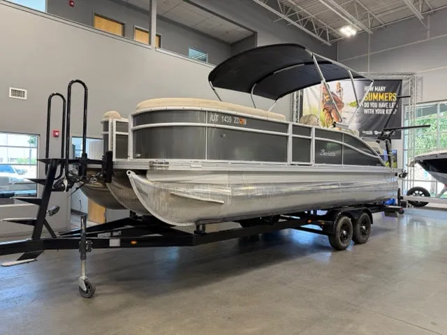 Slide: The Image of Barletta Boats C CLASS C22UC 2021 - 1