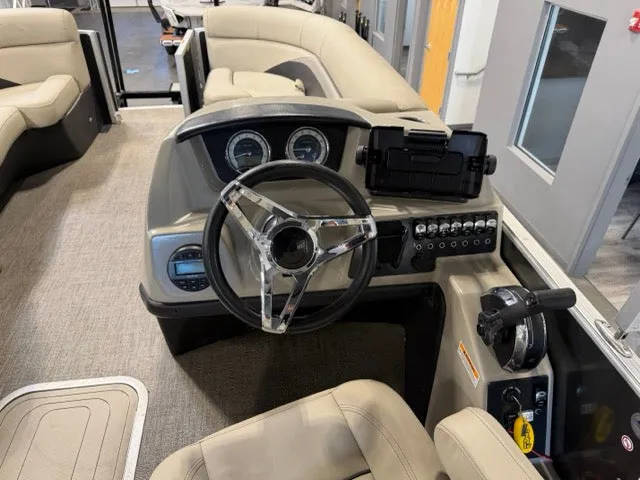 Slide: The Image of Barletta Boats C CLASS C22UC 2021 - 10