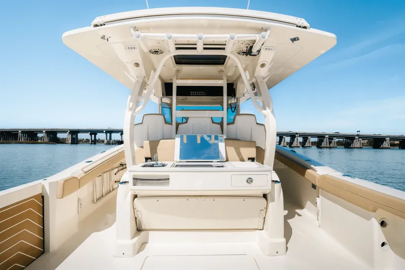 Slide: The Image of Scout 400 LXF 2025 - 11