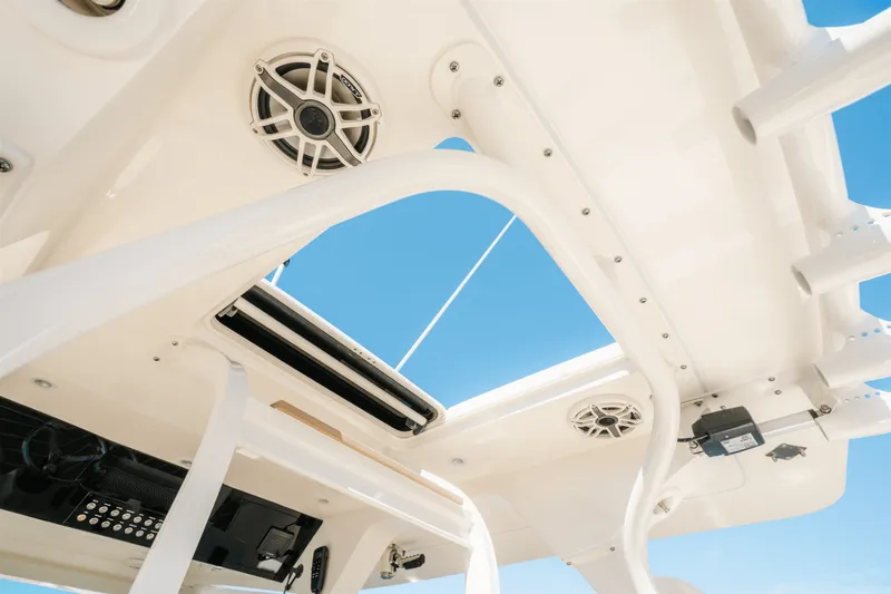 Slide: The Image of Scout 400 LXF 2025 - 14