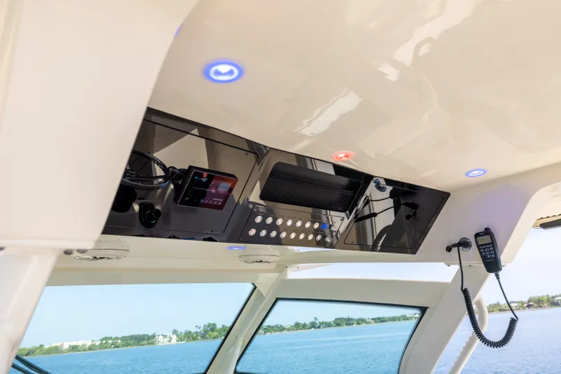 Slide: The Image of Scout 400 LXF 2025 - 19