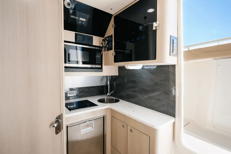 Slide: The Image of Scout 400 LXF 2025 - 27