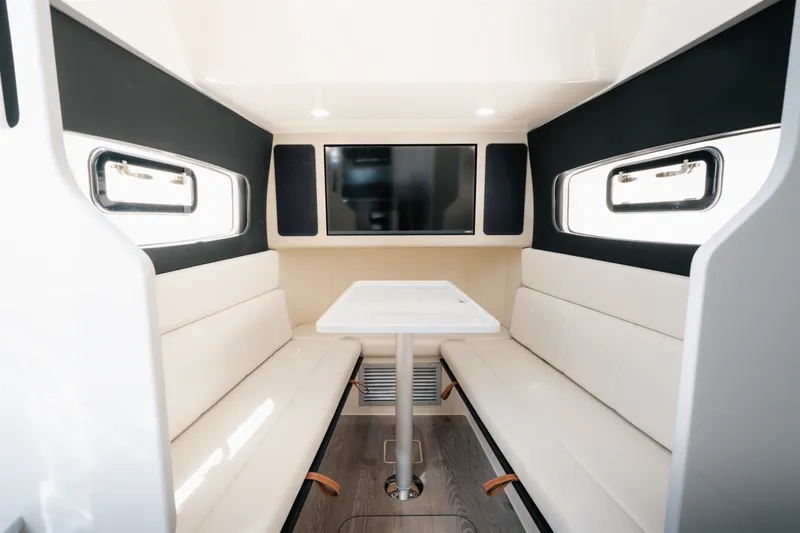 Slide: The Image of Scout 400 LXF 2025 - 30