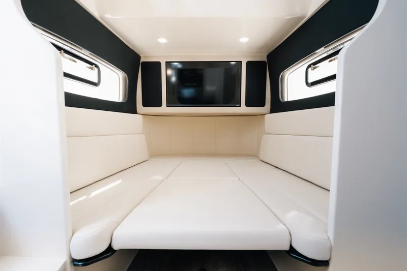 Slide: The Image of Scout 400 LXF 2025 - 31