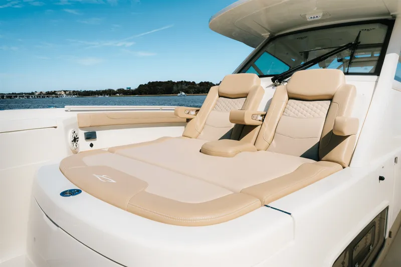 Slide: The Image of Scout 400 LXF 2025 - 35