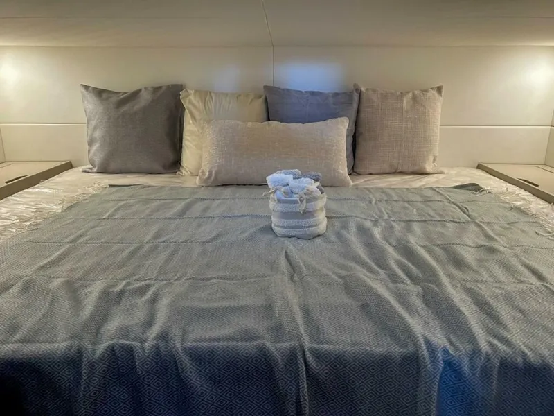 Slide: The Image of Fairline F//Line 33 Outboard 2023 - 4301701