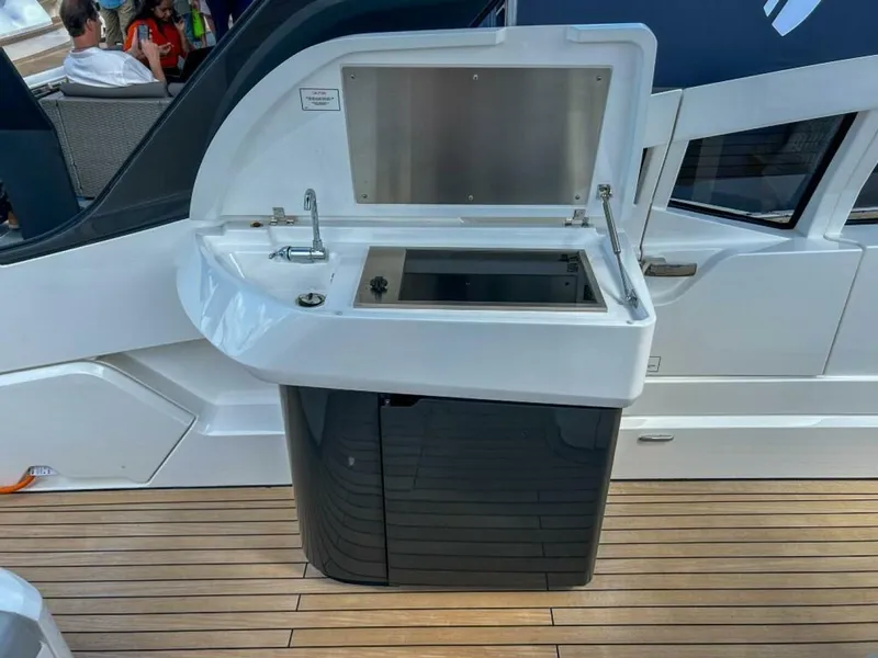 Slide: The Image of Fairline F//Line 33 Outboard 2023 - 4301709