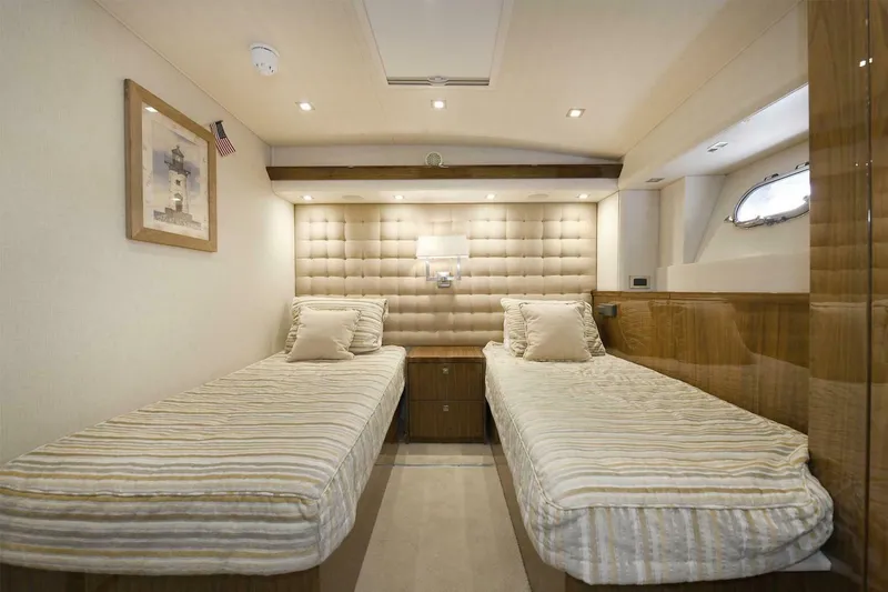 Slide: The Image of Viking 80 Enclosed Skybridge 2018 - 3774057