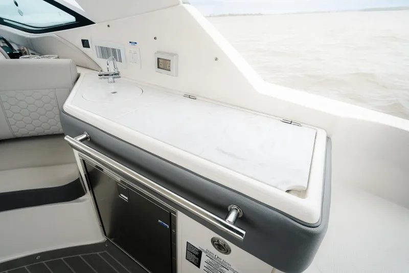 Slide: The Image of Sea Ray Sundancer 320 2022 - 15