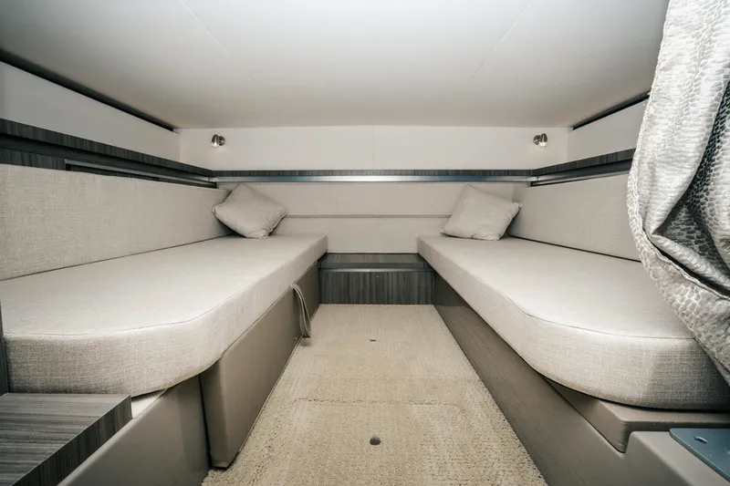 Slide: The Image of Sea Ray Sundancer 320 2022 - 19