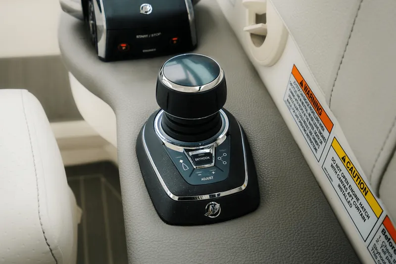 Slide: The Image of Sea Ray Sundancer 320 2022 - 25