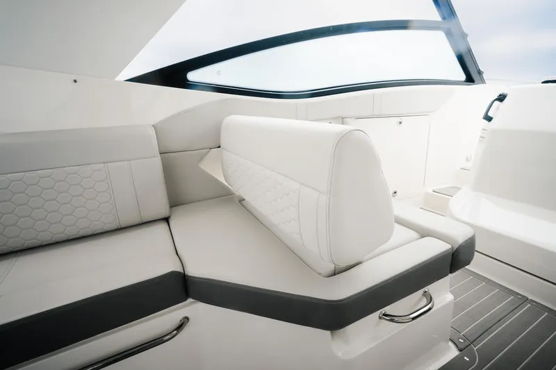 Slide: The Image of Sea Ray Sundancer 320 2022 - 9