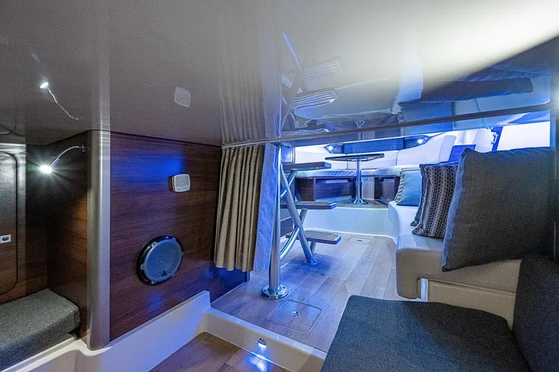 Slide: The Image of Cabin, Berth 2018 Boston Whaler 345 Conquest Paradise 4 Reels - 3638757