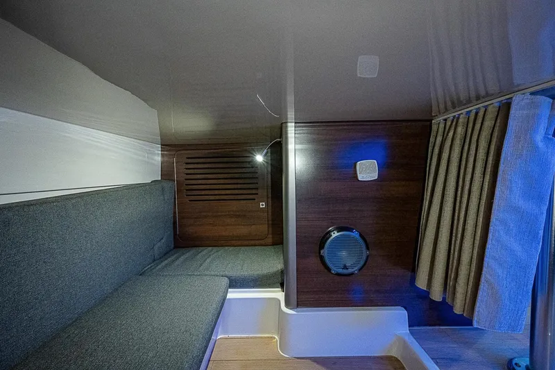 Slide: The Image of Cabin, Berth 2018 Boston Whaler 345 Conquest Paradise 4 Reels - 3638758