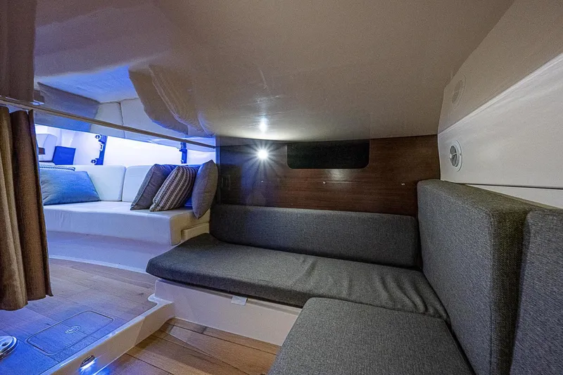 Slide: The Image of Cabin, Berth 2018 Boston Whaler 345 Conquest Paradise 4 Reels - 3638759