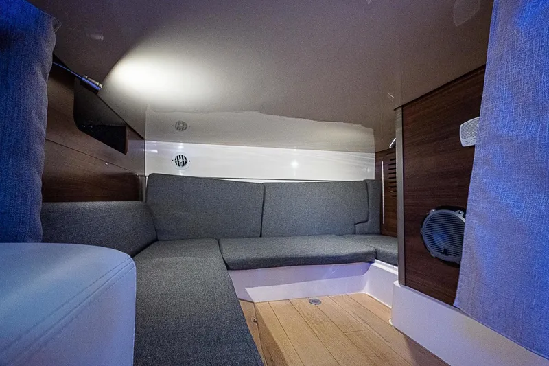 Slide: The Image of Cabin, Berth 2018 Boston Whaler 345 Conquest Paradise 4 Reels - 3638760