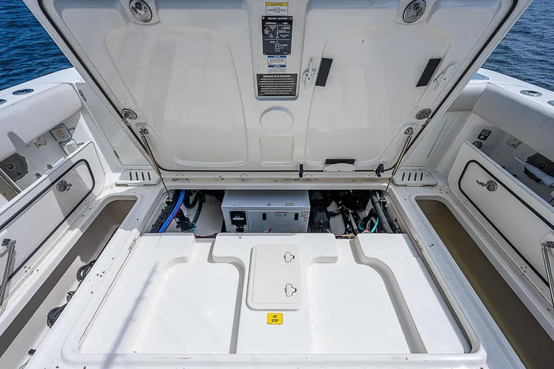 Slide: The Image of Cockpit 2018 Boston Whaler 345 Conquest Paradise 4 Reels - 3638775