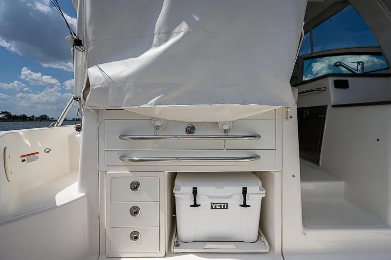 Slide: The Image of Cockpit 2018 Boston Whaler 345 Conquest Paradise 4 Reels - 3638777