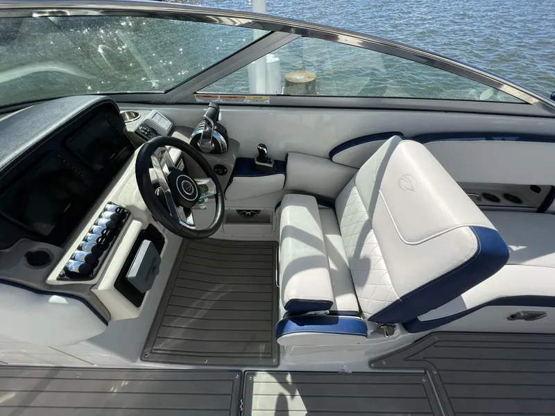 Slide: The Image of Crownline Boats E305 XS 2022 - 5782655