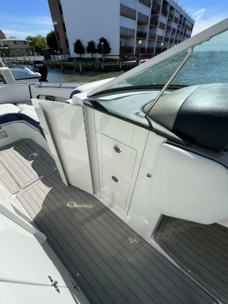 Slide: The Image of Crownline Boats E305 XS 2022 - 5782662