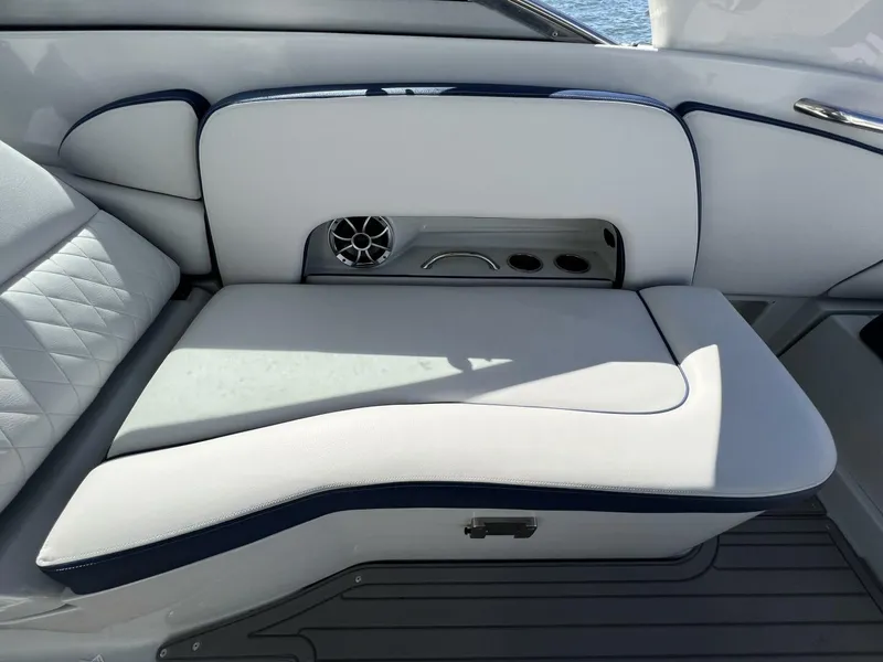 Slide: The Image of Crownline Boats E305 XS 2022 - 5782654