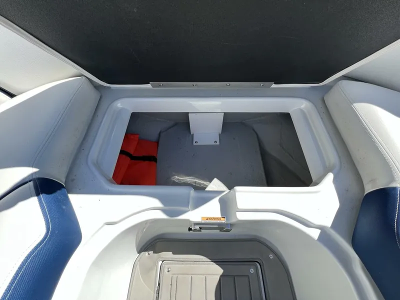 Slide: The Image of Crownline Boats E305 XS 2022 - 5782666