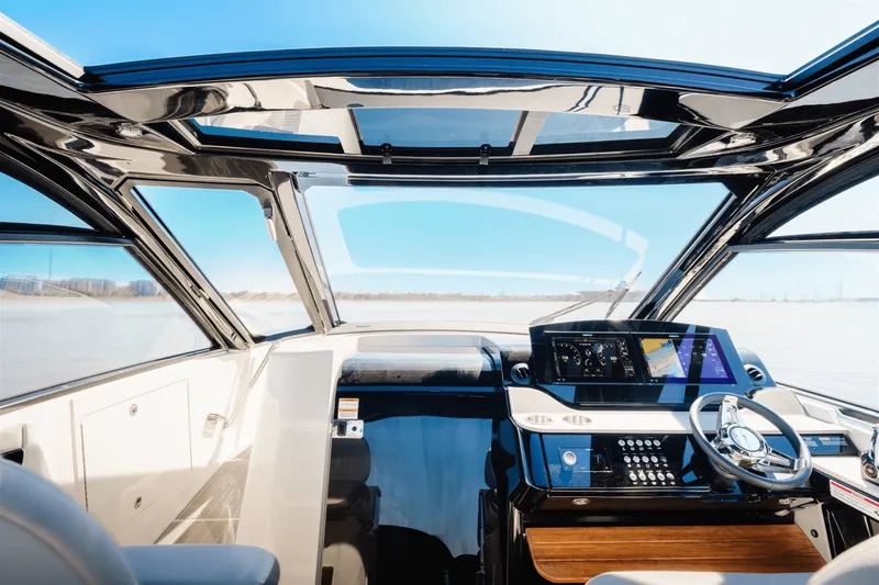 Slide: The Image of Sea Ray Sundancer 370 Outboard 2025 - 12