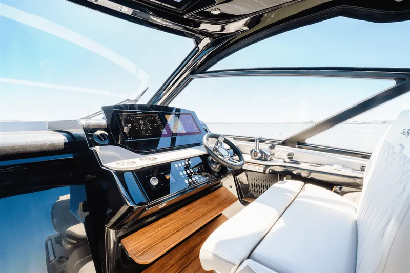 Slide: The Image of Sea Ray Sundancer 370 Outboard 2025 - 13