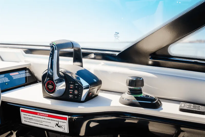 Slide: The Image of Sea Ray Sundancer 370 Outboard 2025 - 15