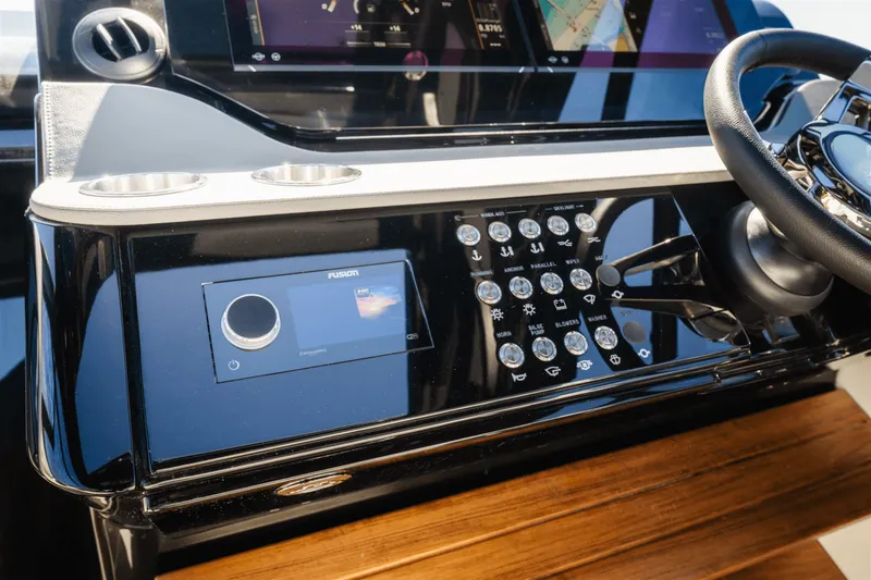 Slide: The Image of Sea Ray Sundancer 370 Outboard 2025 - 16