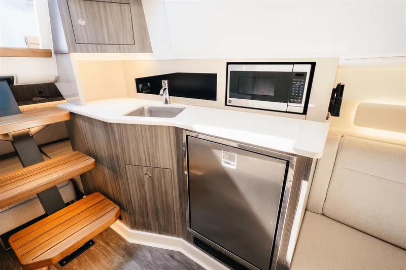 Slide: The Image of Sea Ray Sundancer 370 Outboard 2025 - 19