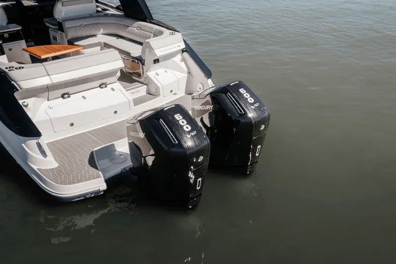 Slide: The Image of Sea Ray Sundancer 370 Outboard 2025 - 7